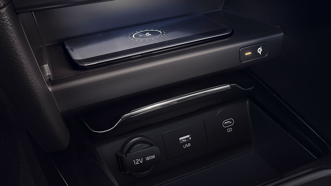 Kia ProCeed Innenraum – Smartphone liegt auf induktiver Ladestation
