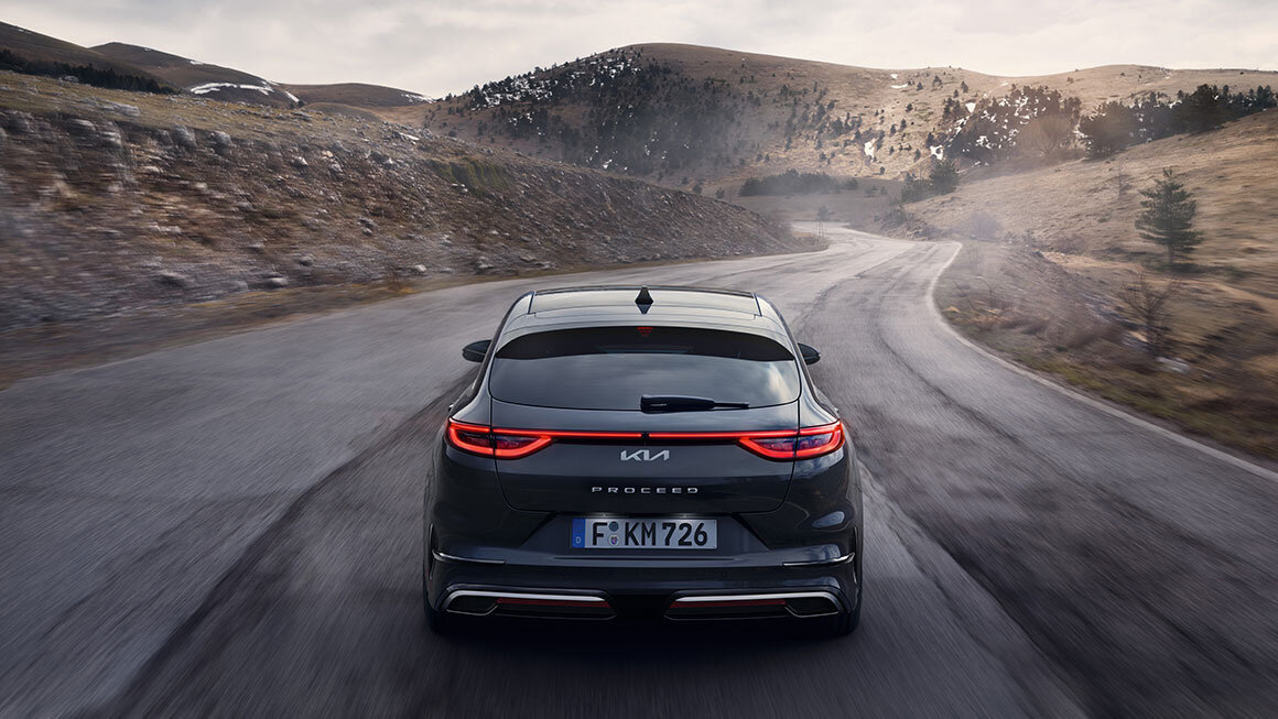 Kia ProCeed Heckansicht – Dynamisches Design mit durchgehendem LED-Rücklicht