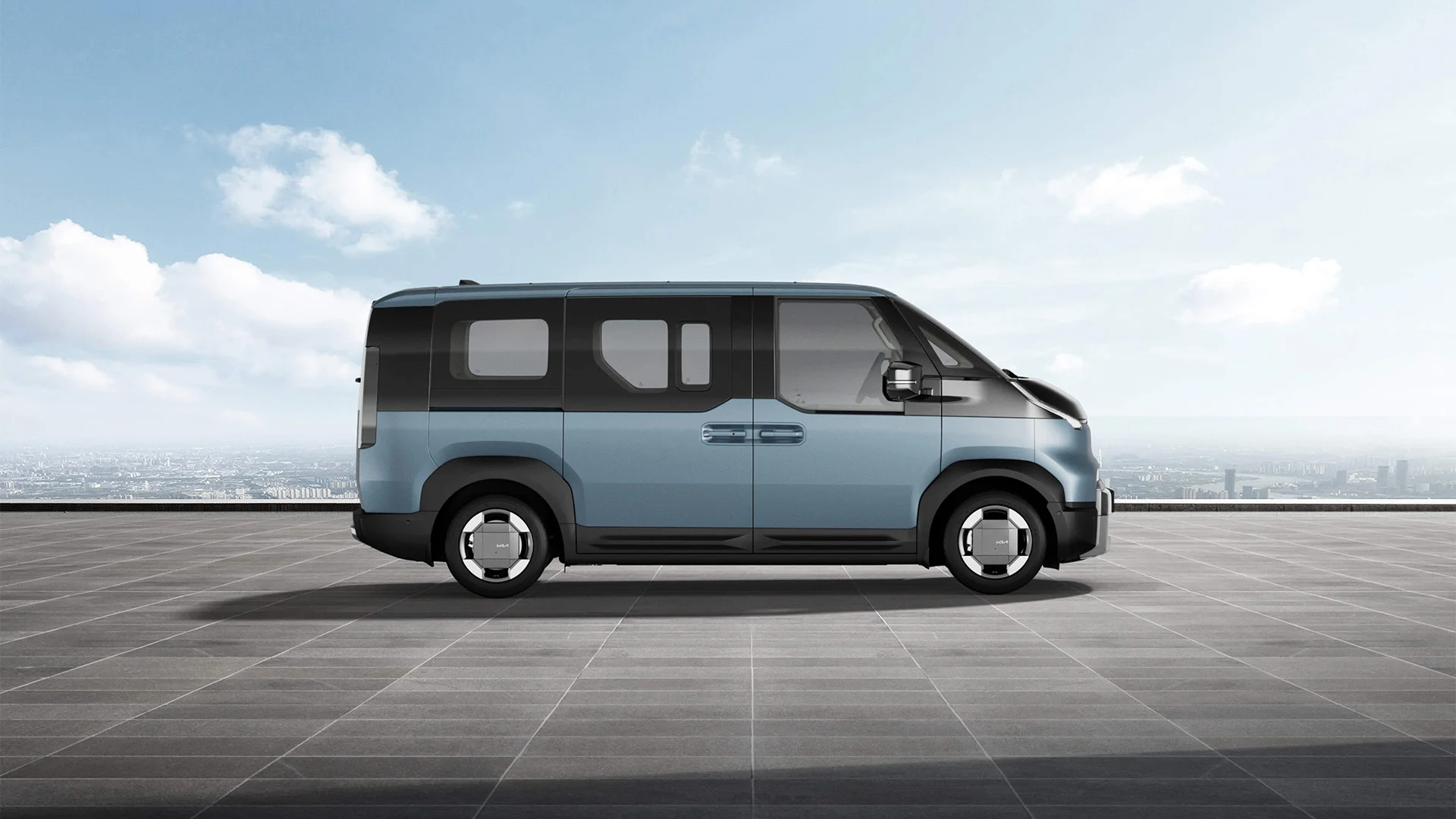 Ein Kia PV5 Passenger in einem sanften Frostblau, präsentiert von der Wahl-Group, der für frische Akzente und Stil in jeder urbanen Umgebung sorgt.