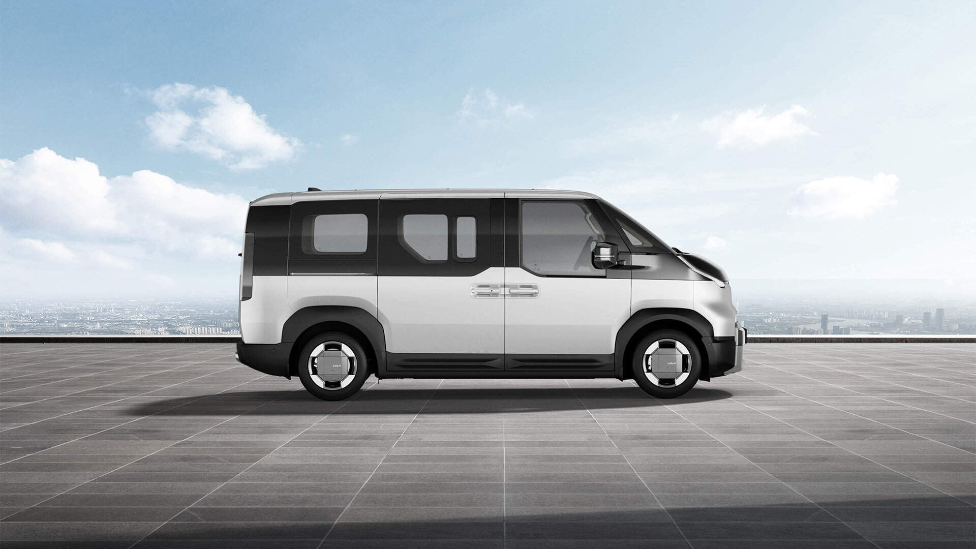 Ein Kia PV5 Passenger in einem eleganten Snow White Pearl, präsentiert von der Wahl-Group, strahlt zeitlosen Stil und Raffinesse aus und verleiht jeder urbanen Szene einen Hauch von Klasse.