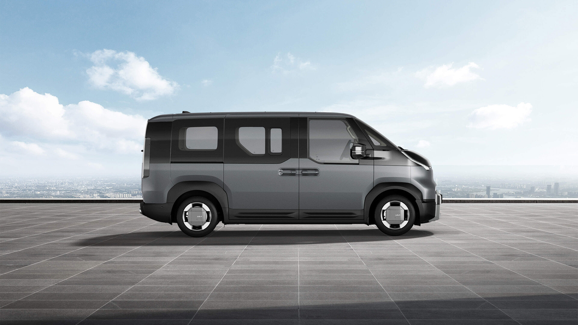 Ein Kia PV5 Passenger in einem modernen Lakehouse Grau, präsentiert von der Wahl-Group, bietet eine elegante und zeitgemäße Optik, perfekt für urbane Erkundungen.