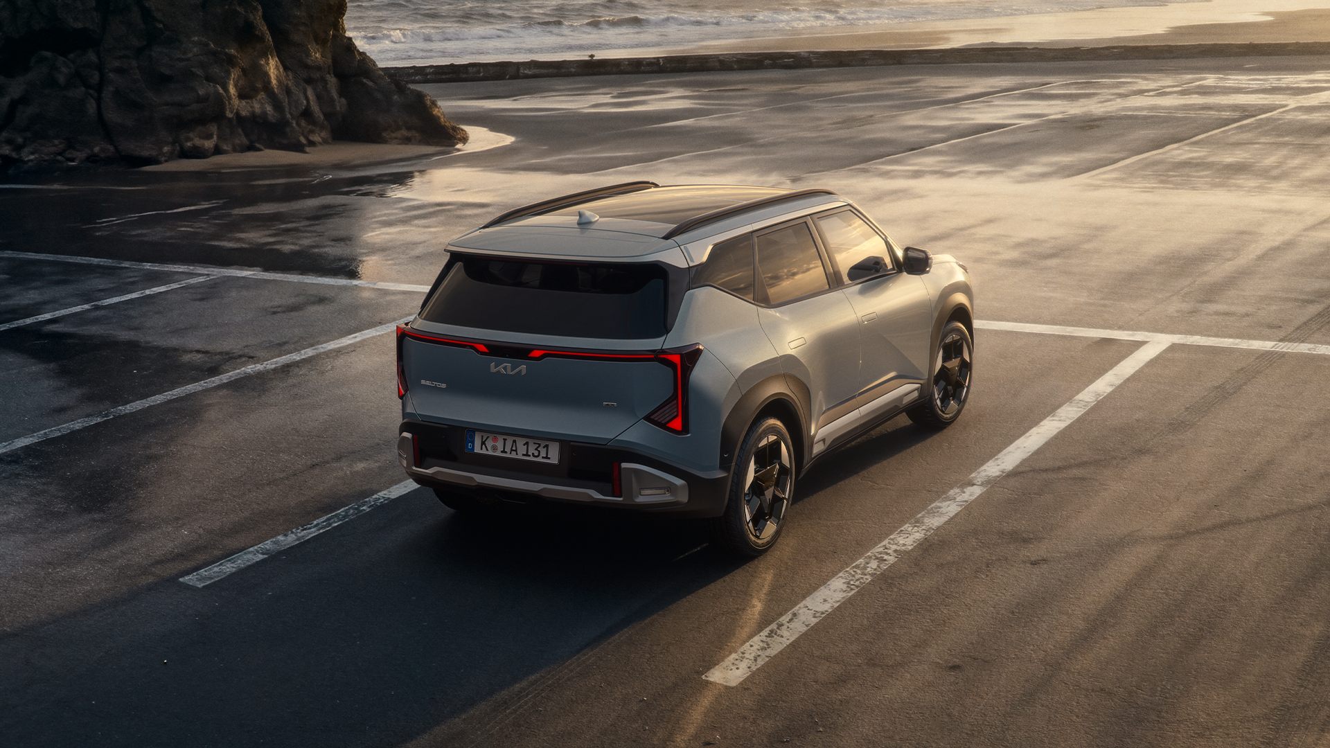 Kia Seltos Heck mit auffälliger LED-Lichtgrafik und markantem Heckdesign