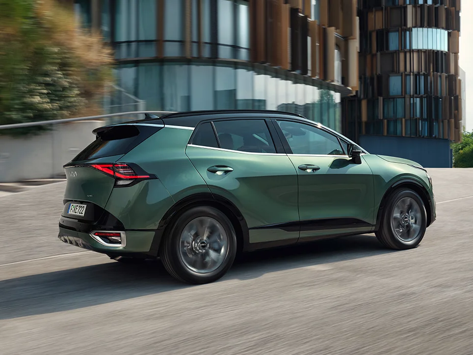 Güner Kia Sportage Güner Kia Sportage fährt auf einer Straße