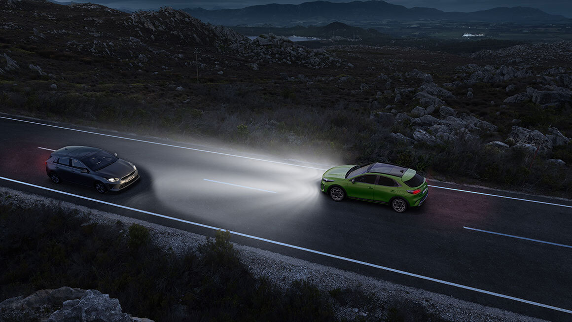 Fernlichtassistent im Kia XCeed – Automatische Lichtsteuerung für mehr Sicherheit Kia XCeed Fernlichtassistent – Optimale Sicht durch intelligente Fernlichtregulierung