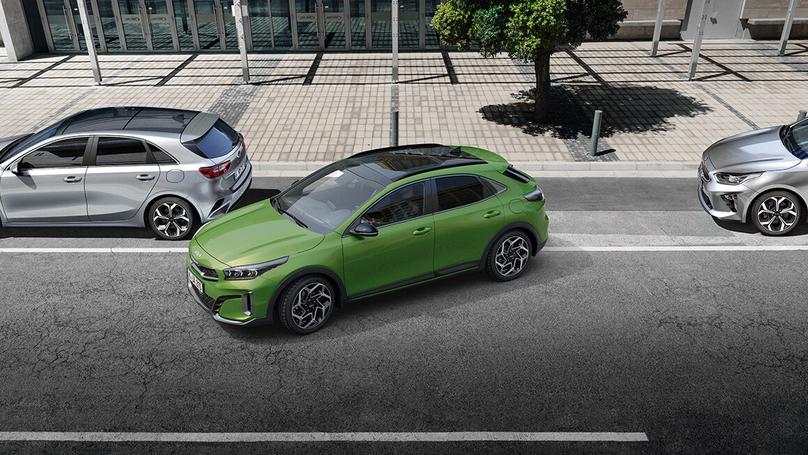 Kia XCeed Querverkehrswarner – Sicheres Ausparken mit intelligenter Warnfunktion Kia XCeed Querverkehrswarner – Frühzeitige Warnung vor seitlichem Verkehr beim Rückwärtsfahren