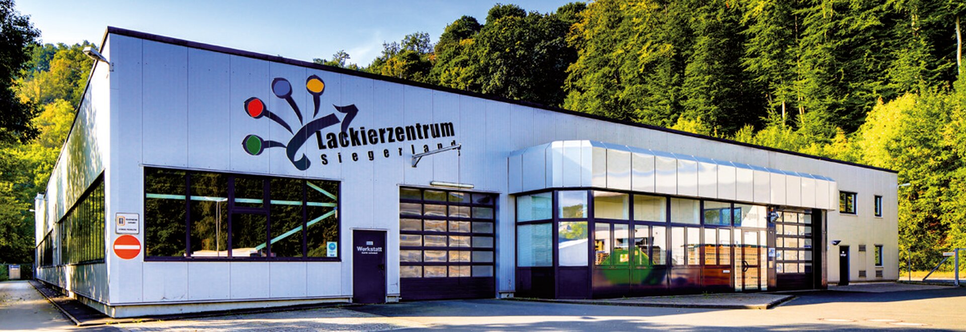Lackierzentrum Siegerland - Professionelle Fahrzeuglackierung und Karosserieinstandsetzung in Siegen Lackierzentrum Siegerland GmbH Gebäude in Siegen - moderne Karosserie- und Lackierwerkstatt mit 3000 qm Fläche im Gewerbegebiet Auf der Schemscheid