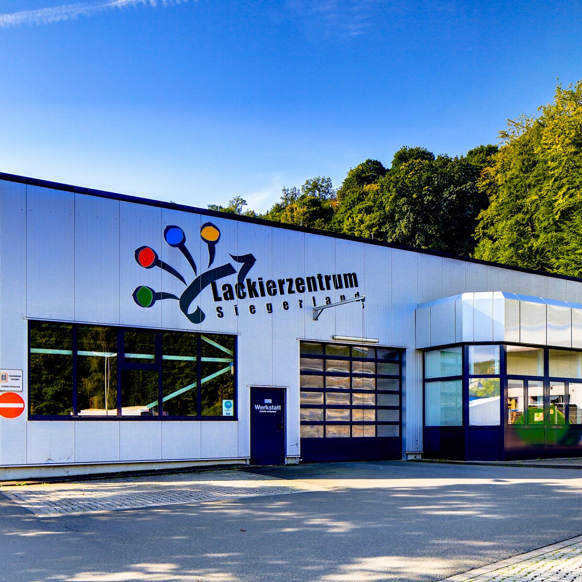Lackierzentrum Siegerland - Professionelle Fahrzeuglackierung und Karosserieinstandsetzung in Siegen Lackierzentrum Siegerland GmbH Gebäude in Siegen - moderne Karosserie- und Lackierwerkstatt mit 3000 qm Fläche im Gewerbegebiet Auf der Schemscheid