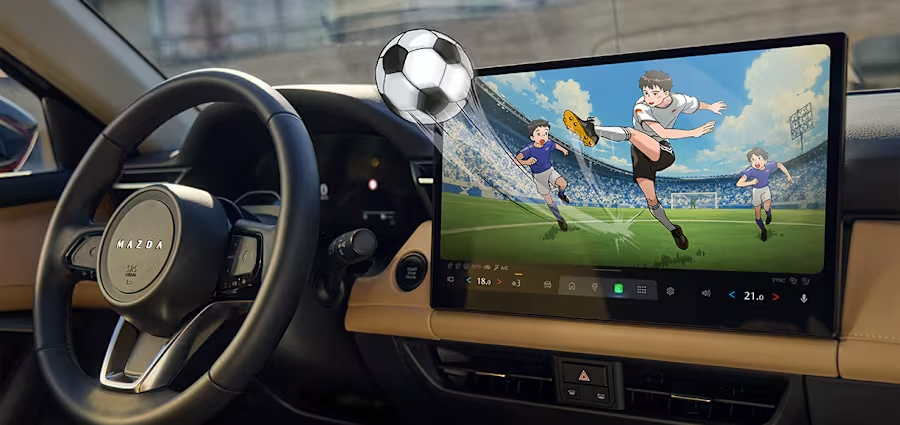 Mazda Cockpit mit Display, auf dem ein Fußballspiel im Anime-Stil läuft