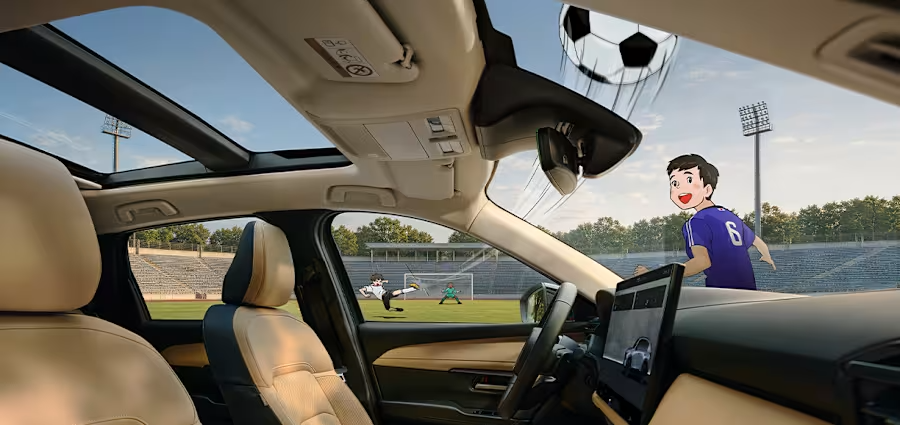 Blick aus dem Mazda Innenraum mit Panoramadach auf eine Fußballszene