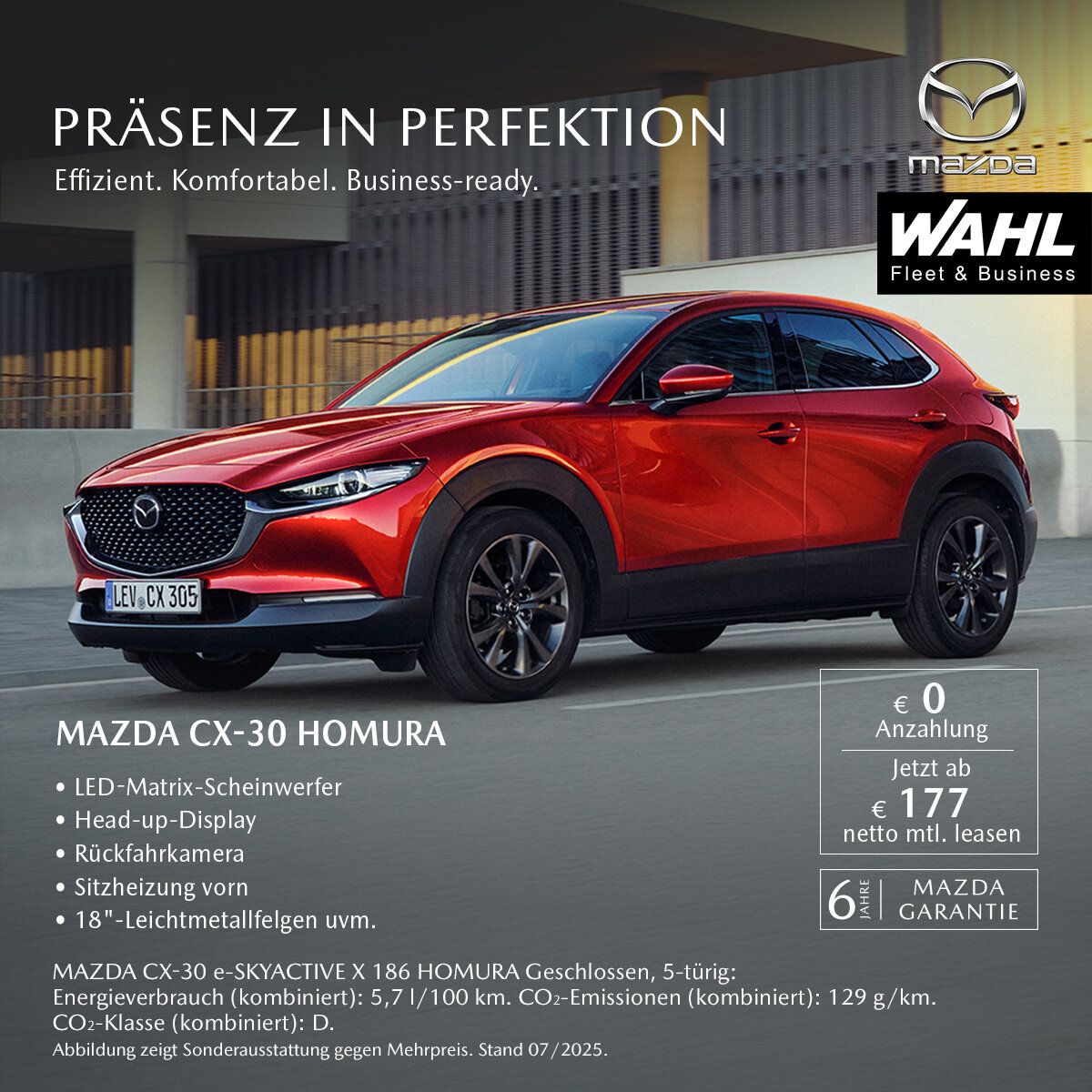 Mazda CX-30 Homura für Gewerbekunden – Business-SUV leasen ab 177 € netto | Wahl-Group Fleet & Business Roter Mazda CX-30 Homura mit Mazda- und Wahl Fleet & Business-Branding im Gewerbeleasing-Angebot ab 177 € netto – Wahl-Group