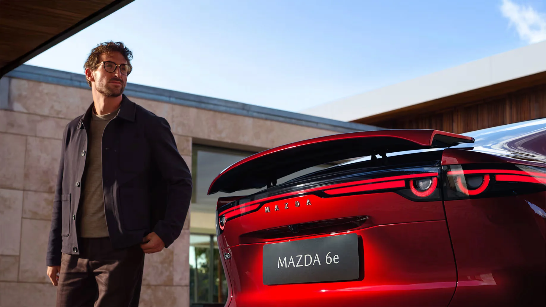 Mazda 6e Heckspoiler – Sportliches Design | Wahl-Group Roter Mazda 6e mit markantem Heckspoiler und LED-Rückleuchten | Wahl-Group