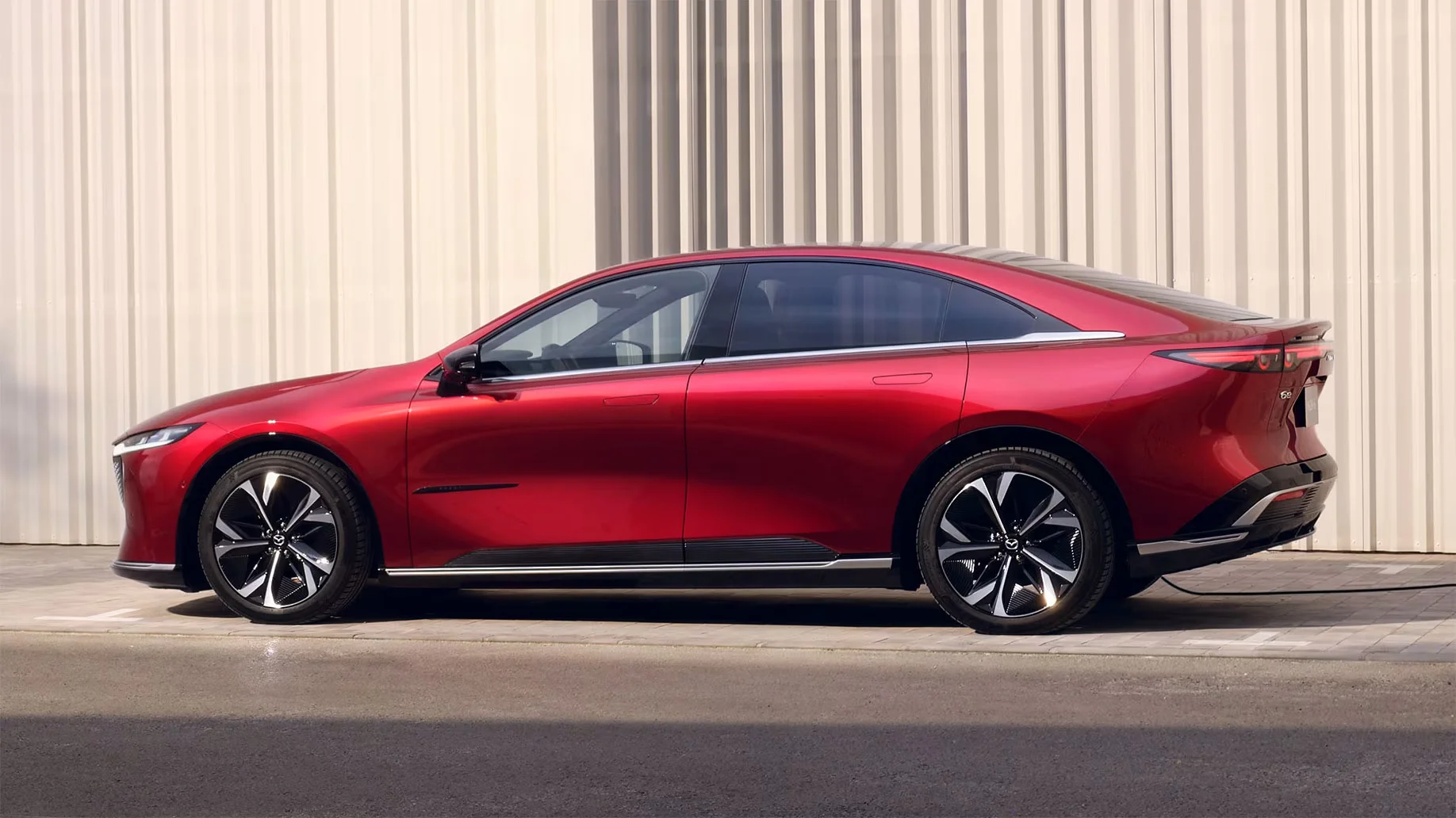 Mazda 6e Rahmenlose Türen – Eleganz und Design | Wahl-Group Mazda 6e in Rot mit rahmenlosen Türen – sportlich-elegantes Design | Wahl-Group