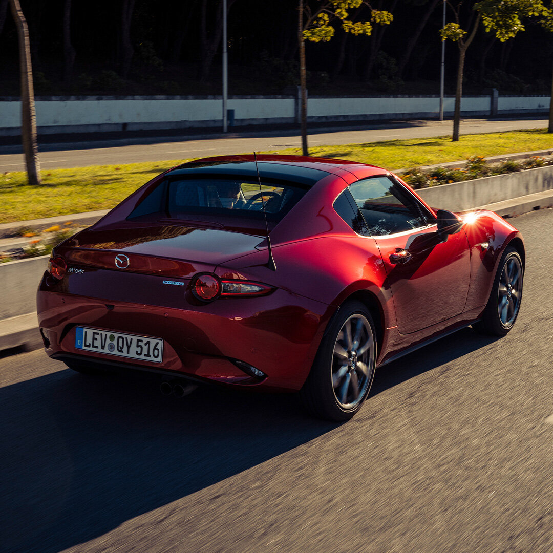 Mazda MX-5 Heckansicht – Sportliches Design mit ikonischer Linienführung Heckansicht des Mazda MX-5 in Soul Red Crystal – elegantes Design und sportliche Präsenz auf der Straße