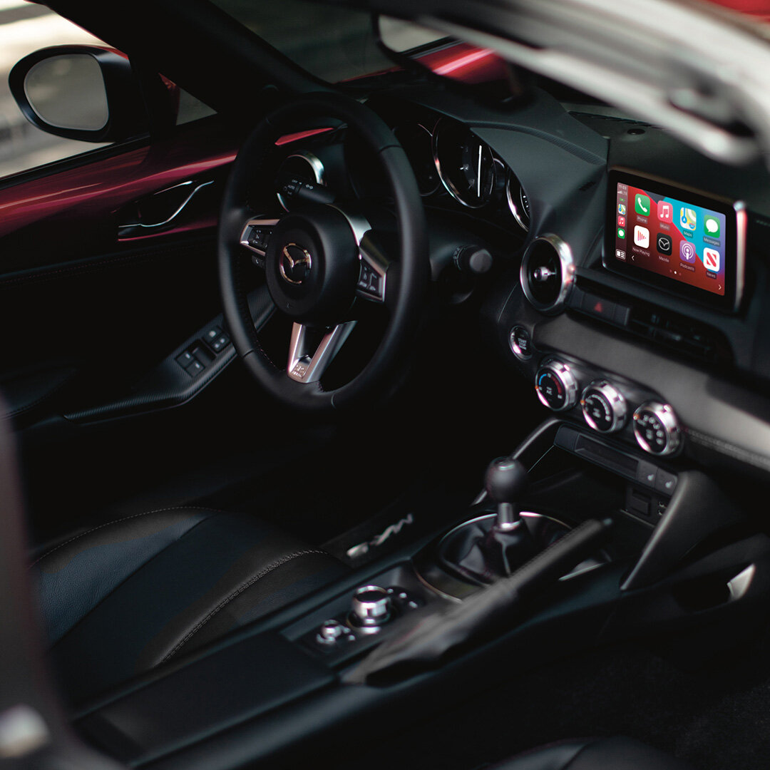 Mazda MX-5 Innenraum – Fahrerorientiertes Cockpit mit hochwertiger Ausstattung Mazda MX-5 Innenraum mit Leder-Sportsitzen, zentralem Infotainment-Display und sportlichem Lenkrad