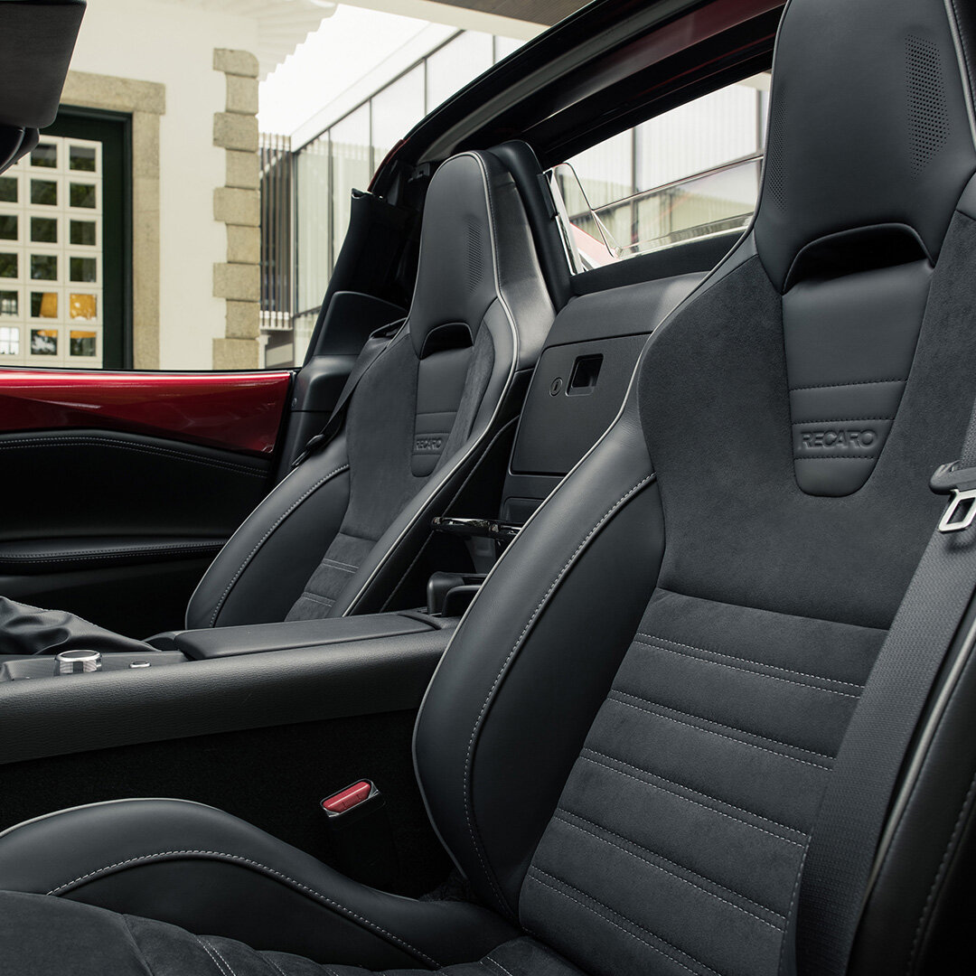 RECARO Sportsitze im Mazda MX-5 – Perfekter Halt für sportliches Fahren RECARO Sportsitze im Mazda MX-5 – hochwertige Sitze mit Alcantara und sportlichem Seitenhalt