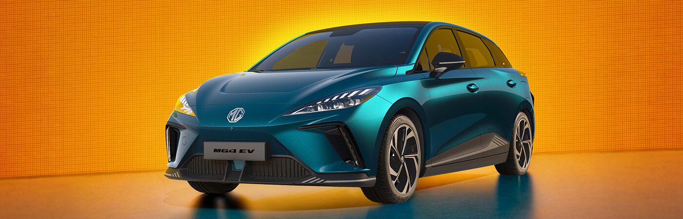 MG4 EV 2026 in Teal-Metallic, Frontansicht, bei der Wahl-Group. Stromverbrauch kombiniert: 16,x kWh/100 km; CO₂-Klasse: A; elektrische Reichweite: bis zu 452 km (WLTP).