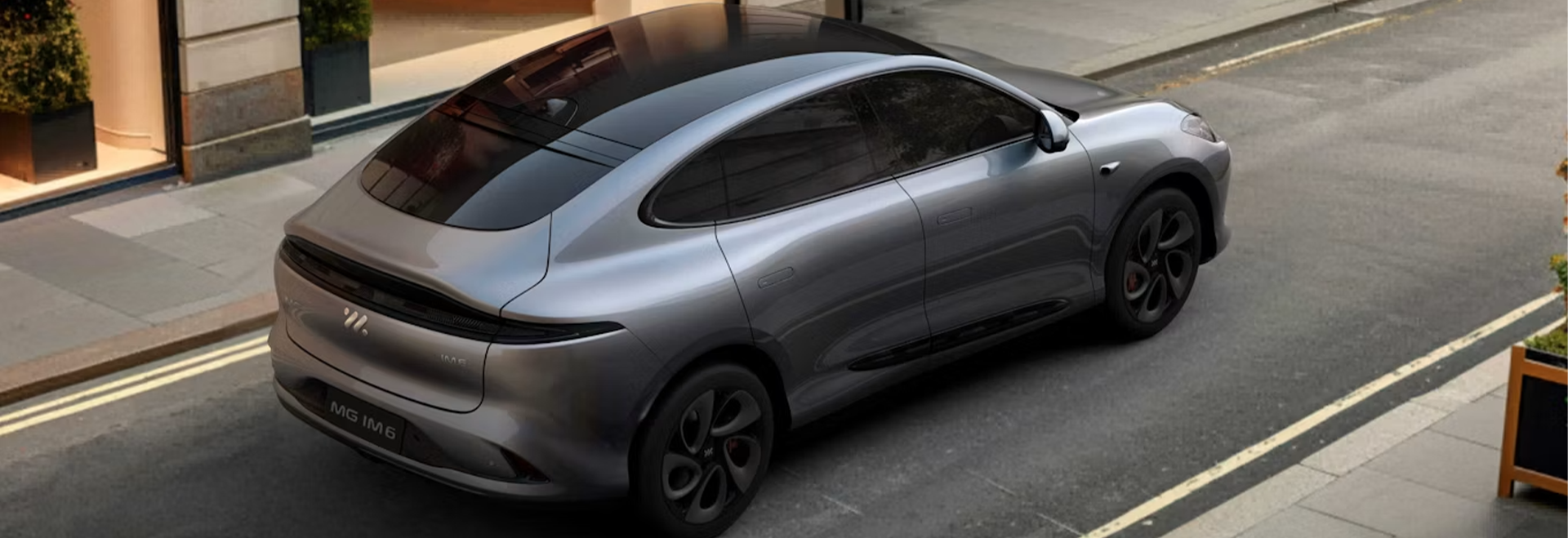 MG IM6 Elektro-SUV Heckansicht in Fahrt