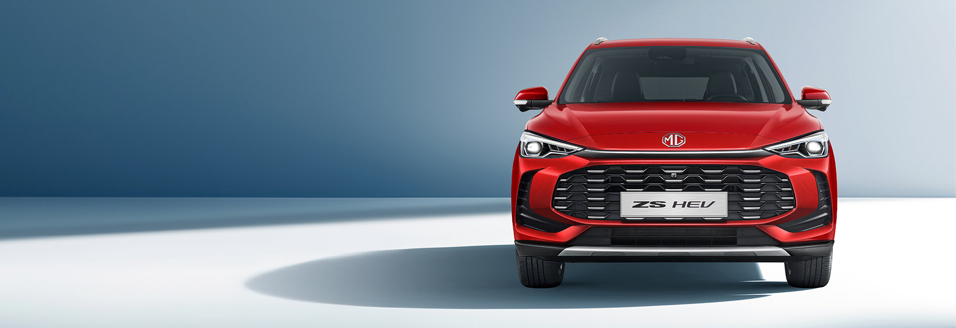 MG ZS Hybrid+ 2024 Frontansicht - Das neue Hybrid SUV der Wahl-Group MG ZS Hybrid+ in Diamond Red - Frontansicht mit markanter Kühlergrille und LED-Scheinwerfern. Kompakt-SUV mit 197 PS Systemleistung bei der Wahl-Group.