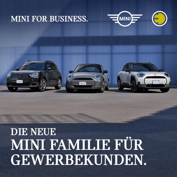 Drei neue MINI Modelle für Gewerbekunden vor moderner Fassade – MINI Business Angebot der Wahl-Group