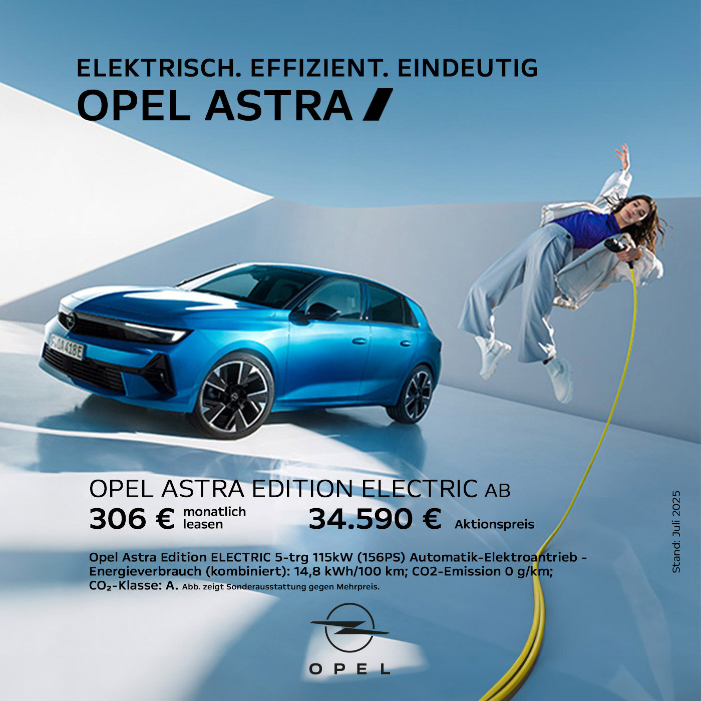 Opel Astra Edition Electric – Leasingangebot für Privatkunden Blauer Opel Astra Electric mit tanzender Frau beim Aufladen – Leasingangebot für Privatkunden