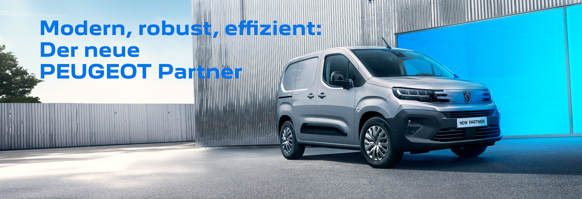 Neuer PEUGEOT Partner in Silbergrau vor industrieller Kulisse mit blauer Wand - moderner Kastenwagen für Handwerk und Gewerbe.