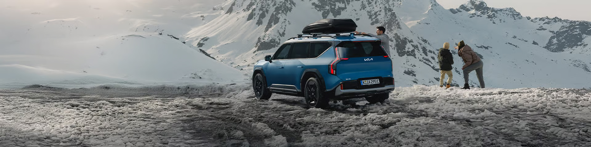Kia mit Original Winterkompletträdern auf winterlicher Straße